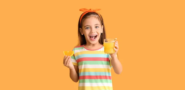Щаслива Маленька Дівчинка Апельсиновим Соком Кольоровому Фоні — стокове фото