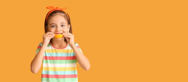 Boldog Kislány Eszik Narancs Színű Háttér — Stock Fotó