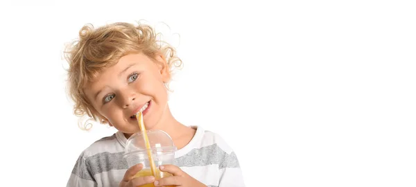 Bonito Criança Bebendo Suco Laranja Fundo Branco Com Espaço Para — Fotografia de Stock