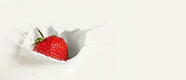 Falde Frisk Jordbær Mælk - Stock-foto