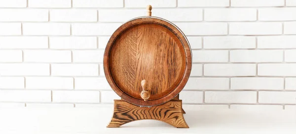 白いレンガの背景に木製の樽 — ストック写真