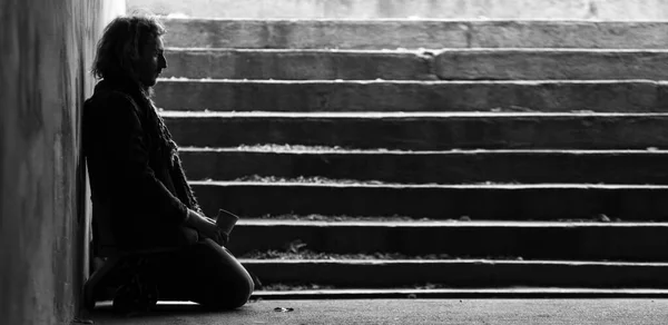 Fekete Fehér Portré Szegény Hajléktalan Férfi Gyalogos Metró — Stock Fotó