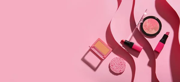 Set Cosmetici Trucco Professionale Spugna Sfondo Rosa — Foto Stock