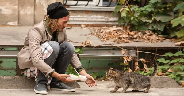 Pobre Hombre Compartiendo Comida Con Gato Sin Hogar Aire Libre —  Fotos de Stock