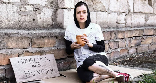Бедная Бездомная Женщина Куском Хлеба Улице — стоковое фото