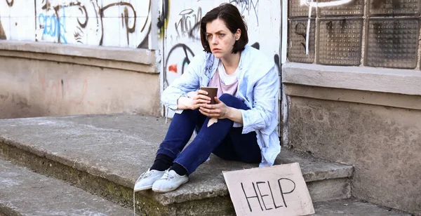Бедная Бездомная Женщина Просит Помощи Улице — стоковое фото
