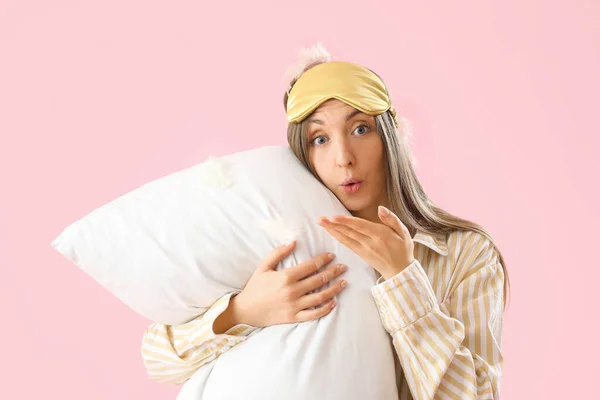 Junge Frau Mit Schlafmaske Kissen Und Federn Auf Rosa Hintergrund — Stockfoto