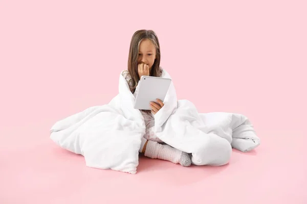 Little Girl Blanket Tablet Computer Biting Nails Pink Background — Stock Photo, Image