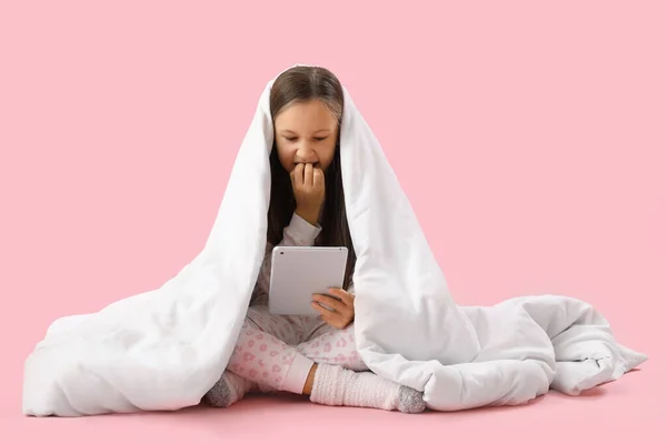 Little Girl Blanket Tablet Computer Biting Nails Pink Background — Stock Photo, Image