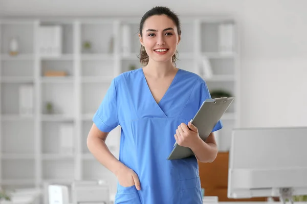 Female Medical Assistant Clipboard Clinic — Stock Photo, Image