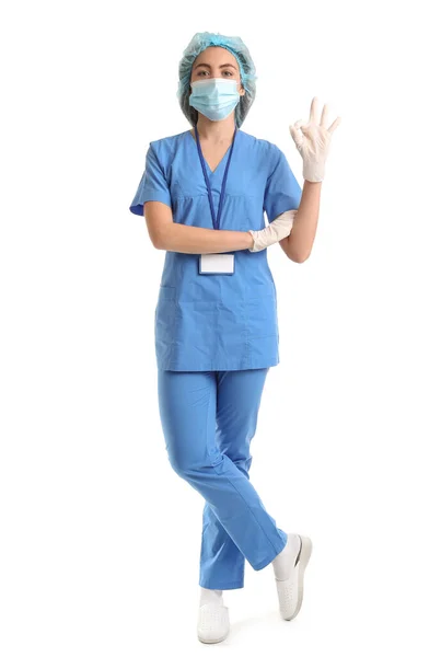 Женщина Медсестра Медицинской Маске Показывает Белом Фоне — стоковое фото