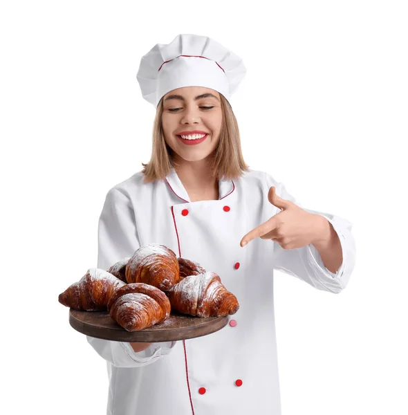 Vrouwelijke Bakker Wijst Naar Boord Van Smakelijke Croissants Witte Achtergrond — Stockfoto