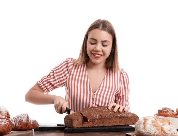 Vrouwelijke Bakker Snijden Vers Brood Aan Tafel Witte Achtergrond — Stockfoto
