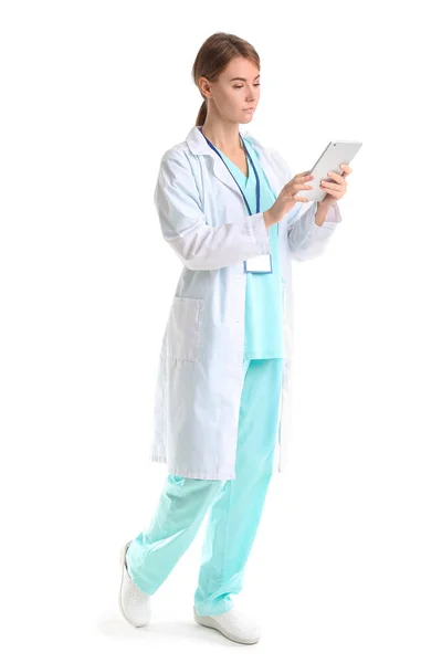 Női Orvos Használó Tabletta Számítógép Fehér Alapon — Stock Fotó