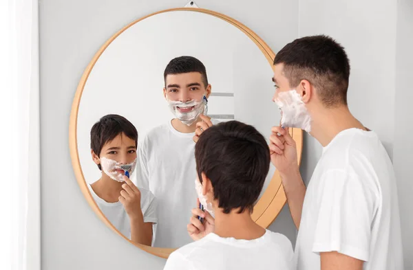Morning Father His Little Son Shaving Bathroom — Foto de Stock