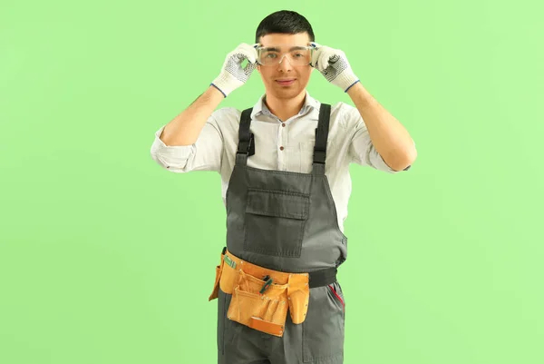 Young Carpenter Safety Goggles Green Background — Stock Photo, Image