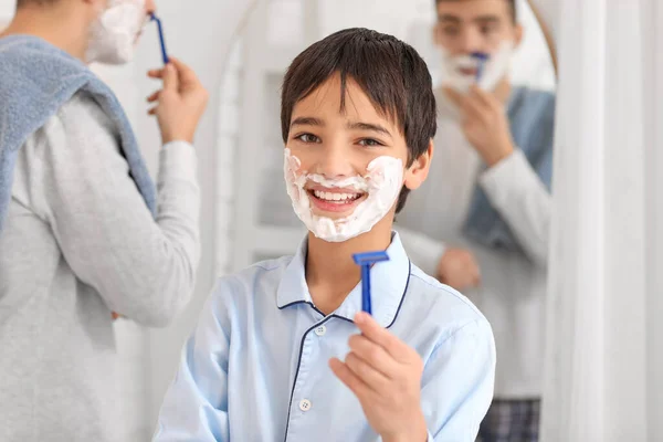 Manhã Menino Seu Pai Fazendo Barba Banheiro — Fotografia de Stock