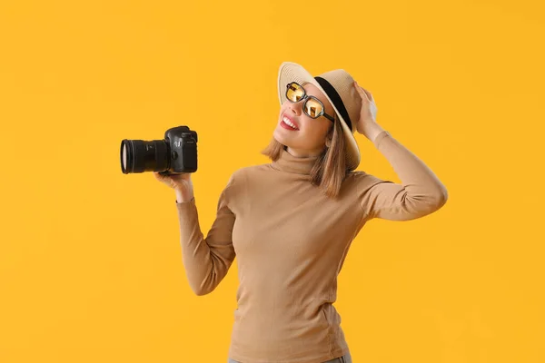 Fotógrafo Feminino Com Câmera Profissional Fundo Amarelo — Fotografia de Stock