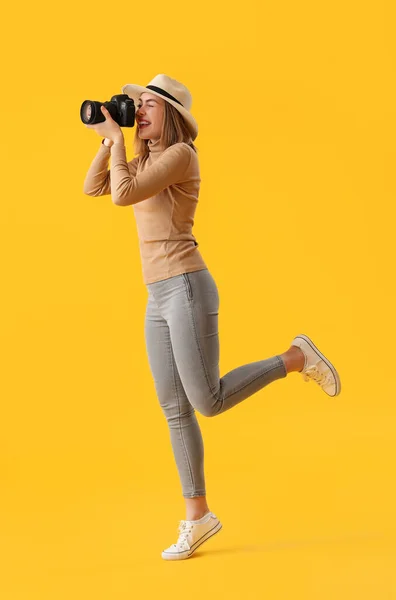 Fotógrafo Feminino Com Câmera Profissional Fundo Amarelo — Fotografia de Stock