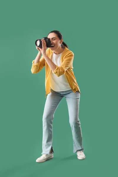 Vrouwelijke Fotograaf Met Professionele Camera Groene Achtergrond — Stockfoto