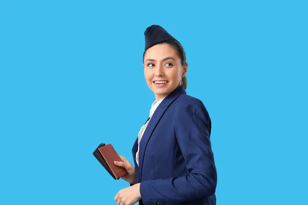 Schöne Stewardess Mit Pässen Auf Blauem Hintergrund — Stockfoto