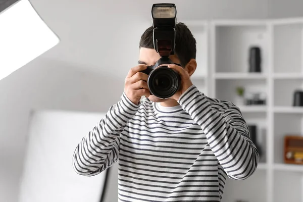 Jonge Mannelijke Fotograaf Met Professionele Camera Studio — Stockfoto