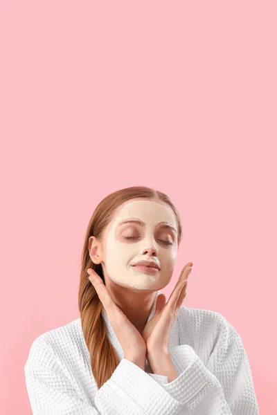 Pembe Arka Planda Uygulamalı Zerdeçal Maskeli Genç Bir Kadın — Stok fotoğraf