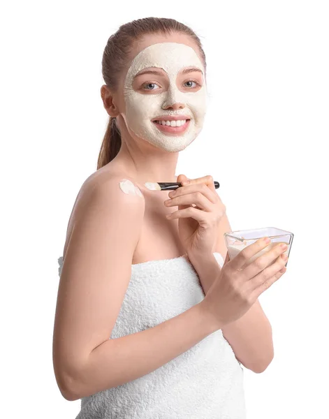 Mujer Joven Aplicando Máscara Cúrcuma Con Cepillo Sobre Fondo Blanco —  Fotos de Stock