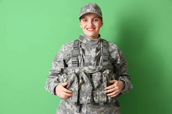 Kvinna Soldat Militär Uniform Grön Bakgrund — Stockfoto