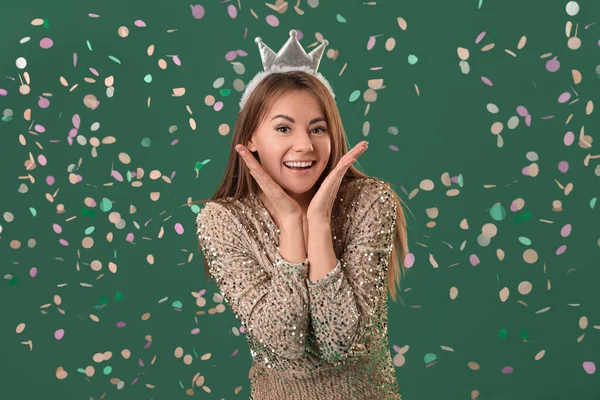 Mulher Bonita Coroa Comemorando Aniversário Fundo Verde — Fotografia de Stock