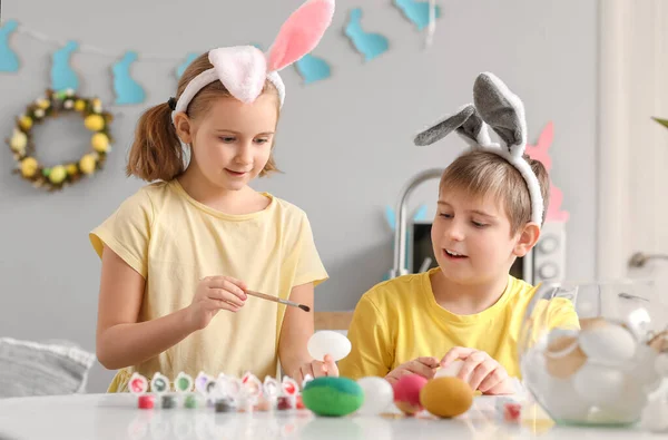 Tavşan Kulaklı Küçük Çocuklar Mutfakta Paskalya Yumurtası Boyuyor — Stok fotoğraf