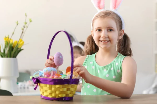 Kleines Mädchen Mit Hasenohren Und Ostereierkorb Der Küche — Stockfoto