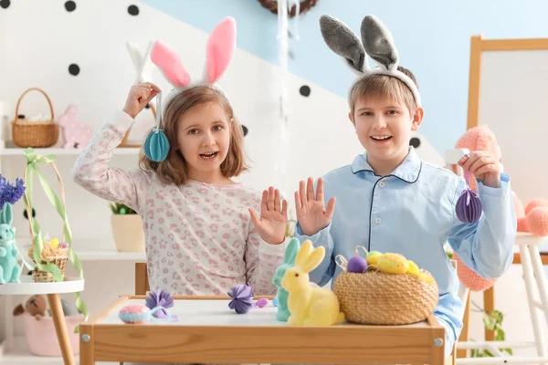 Kleine Kinder Mit Papier Ostereiern Hause — Stockfoto