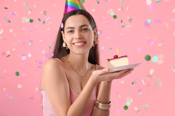 Щаслива Молода Жінка Шматочком Торта Рожевому Фоні — стокове фото