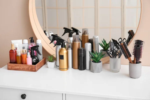 Sprays Capillaires Avec Accessoires Sur Table Dans Salon Beauté — Photo