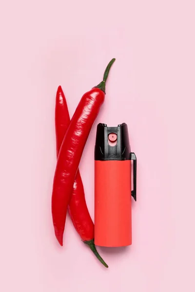 Spraya Med Chili Paprika Rosa Bakgrund — Stockfoto