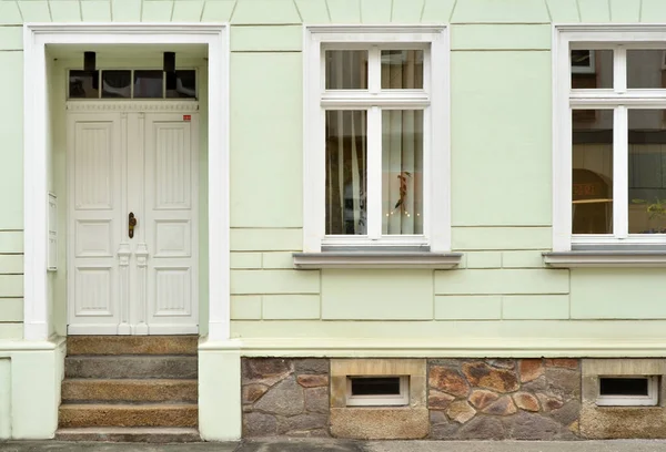 Blick Auf Das Alte Gebäude Mit Holztür Und Fenstern — Stockfoto