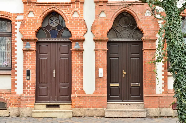 View Brick Building Wooden Doors — Stock Photo, Image