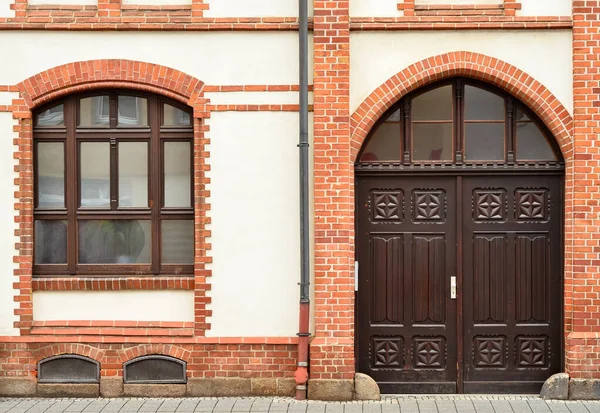 Blick Auf Backsteingebäude Mit Holztür Und Fenster — Stockfoto