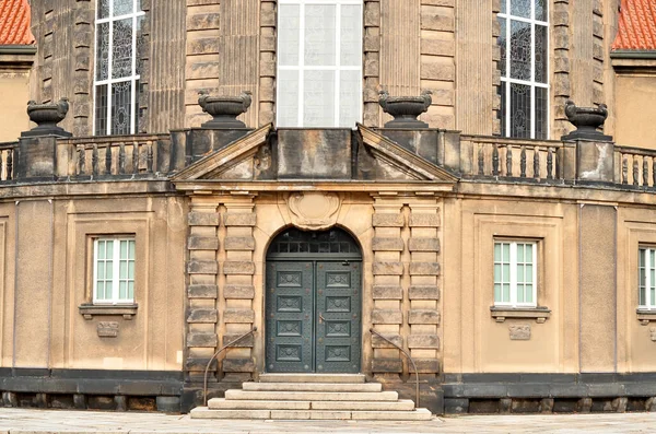 Blick Auf Das Alte Gebäude Mit Holztür Und Treppe — Stockfoto