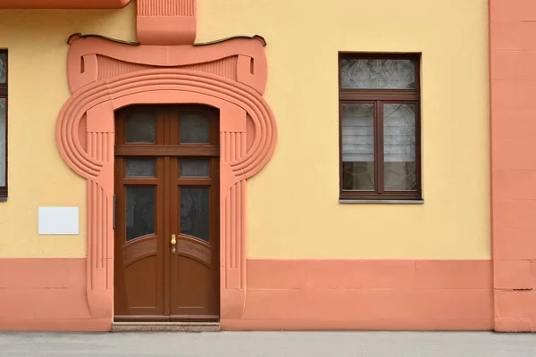 Вид Красивое Здание Деревянной Дверью Окном — стоковое фото