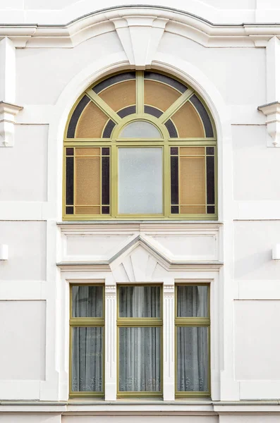 Vue Bâtiment Blanc Avec Fenêtres — Photo