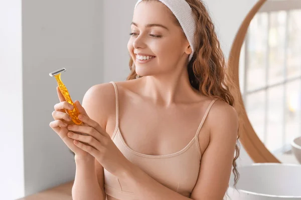 Mujer Joven Con Maquinilla Afeitar Baño — Foto de Stock