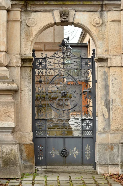 Вид Старое Здание Решетчатой Дверью — стоковое фото