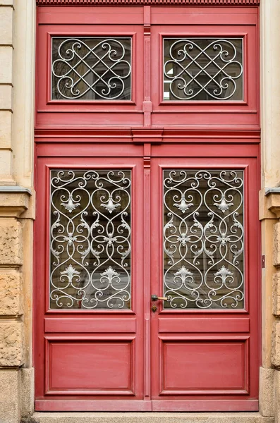 Blick Auf Das Alte Gebäude Mit Roter Tür — Stockfoto