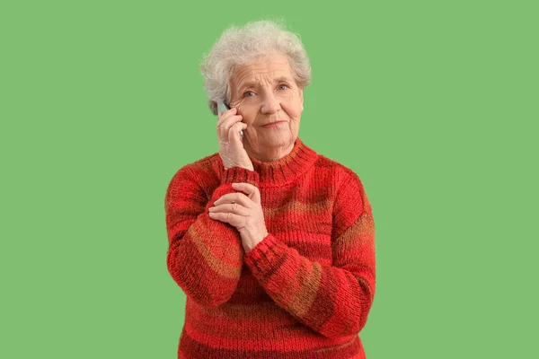 Yeşil Arka Planda Cep Telefonuyla Konuşan Son Sınıf Öğrencisi Kadın — Stok fotoğraf