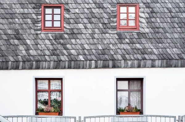Blick Auf Wohnhaus Mit Fenstern — Stockfoto