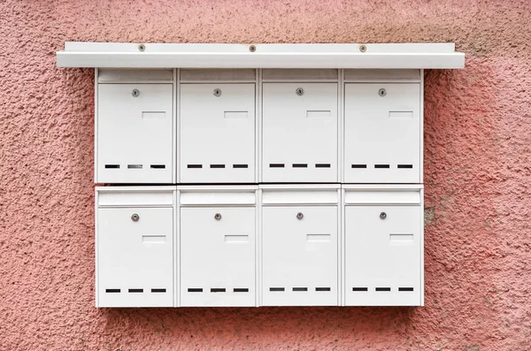 Προβολή Των Λευκών Γραμματοκιβωτίων Στον Τοίχο Του Κτιρίου — Φωτογραφία Αρχείου