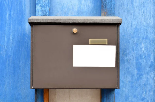 Προβολή Του Γραμματοκιβωτίου Κοντά Στο Μπλε Ξύλινο Φράχτη Closeup — Φωτογραφία Αρχείου