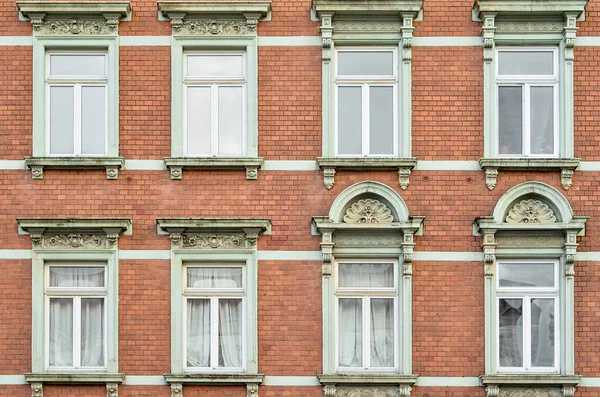 Blick Auf Wohnhaus Mit Fenstern — Stockfoto